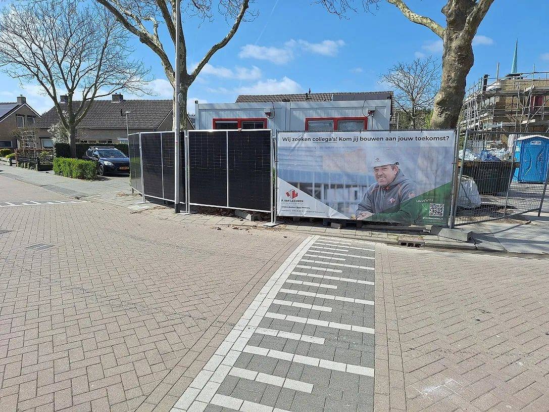 Zonnebouwhekken naast gewoon hekwerk met bouwhekdoek bij Ons Huys