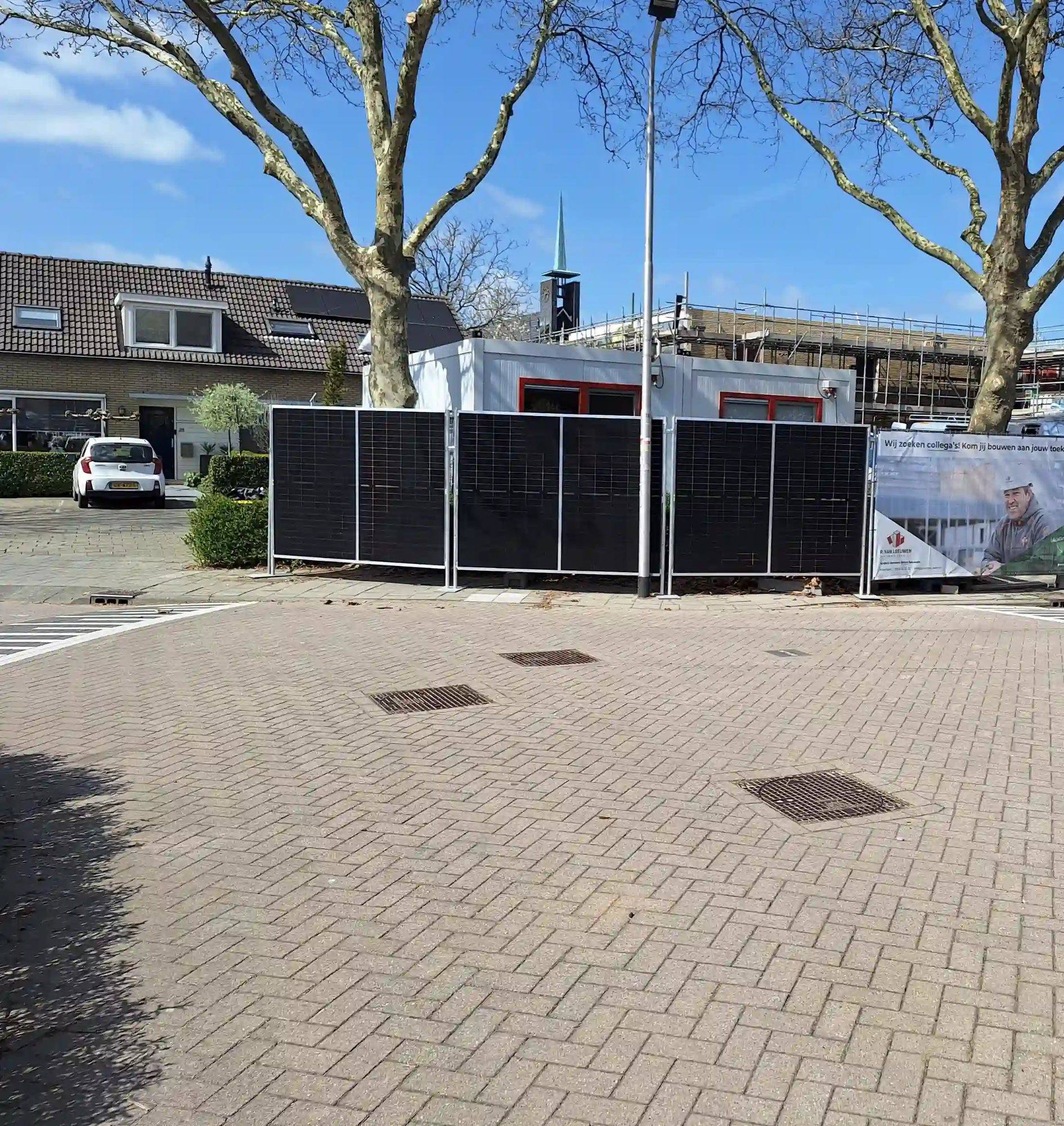 Zonnebouwhekken naast de bouwkeet van Ons Huys in Schoonrewoerd