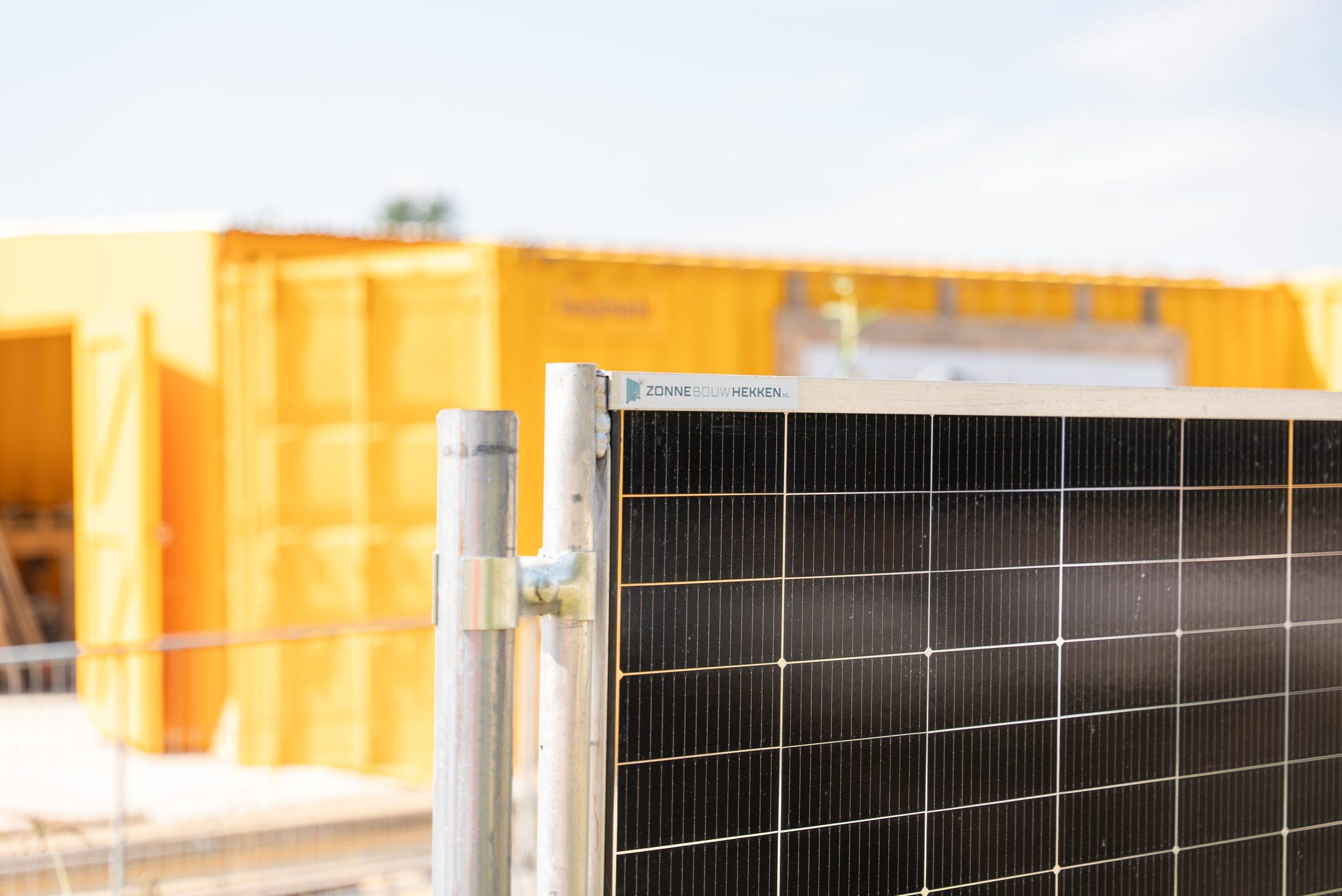 Zonnebouwhek voor een gele container