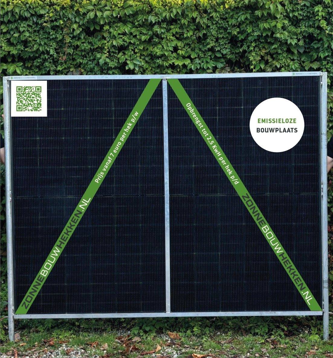Zonnebouwhek met de sticker Emissieloze bouwplaats en een QR-code