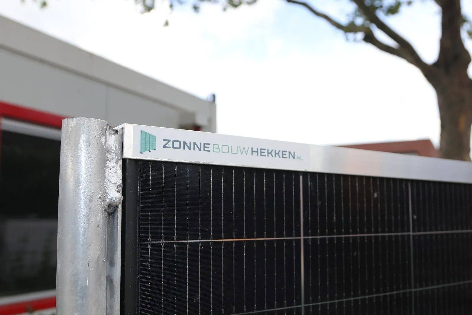 Detail van een zonnebouwhek met het logo van Zonnebouwhekken op het frame