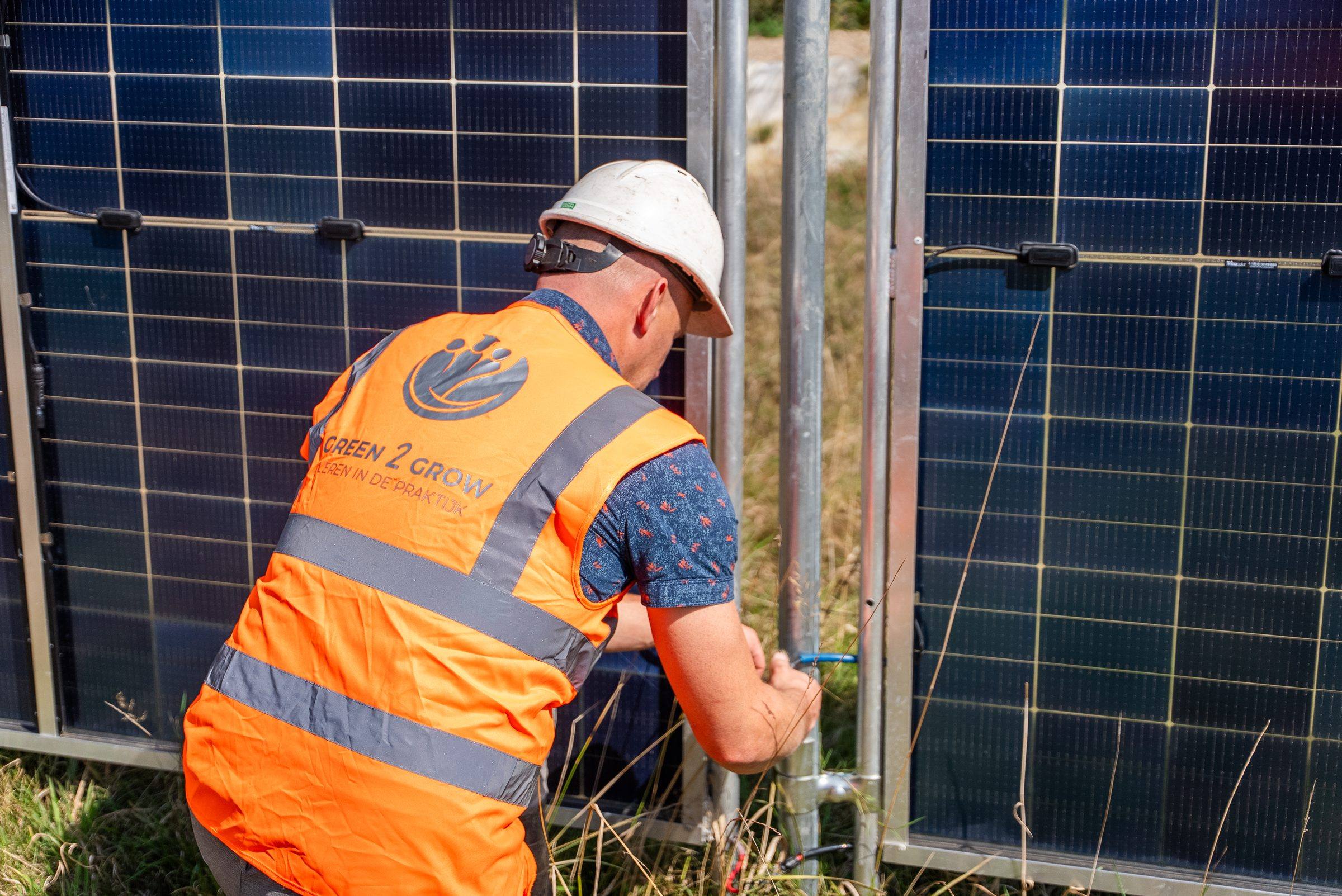 Monteur van Green to Grow plaatst een zonnebouwhek