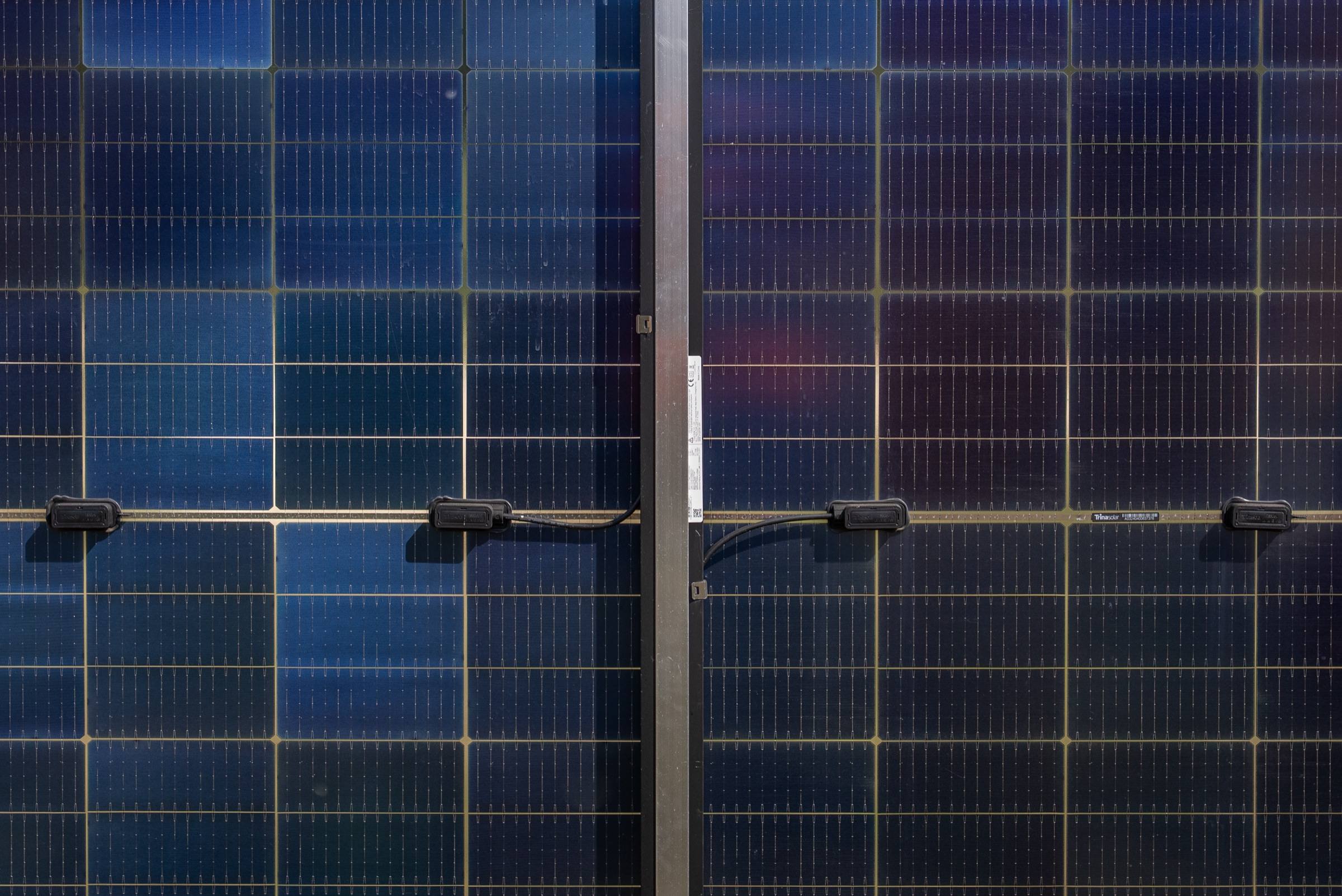 Close-up van de zonnepanelen en aansluitkabels van een zonnebouwhek