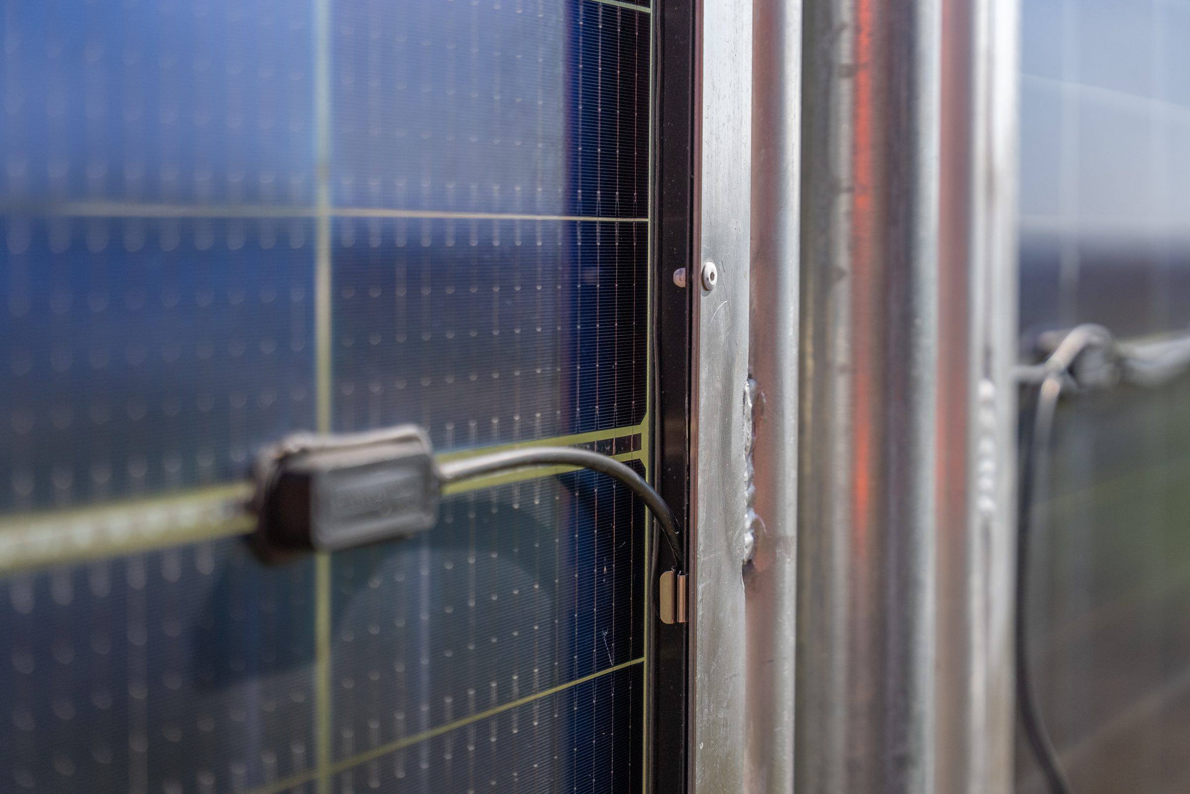 Detail van de bekabeling aan de achterkant van een paneel