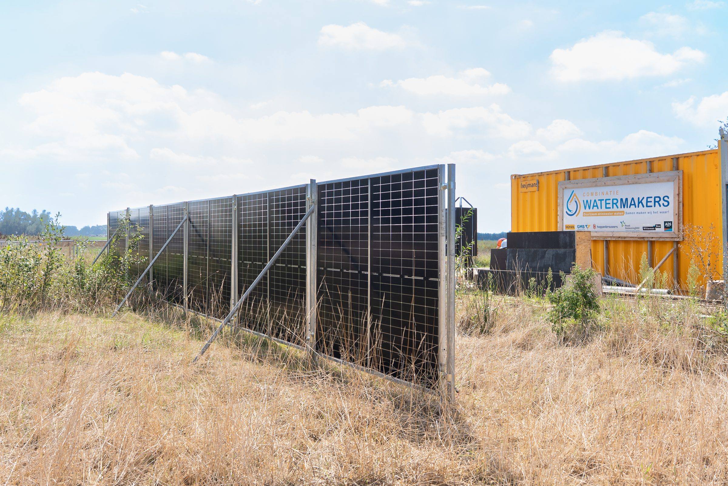 Zonnebouwhekken voor de keten op de bouwplaats van Combinatie Watermakers