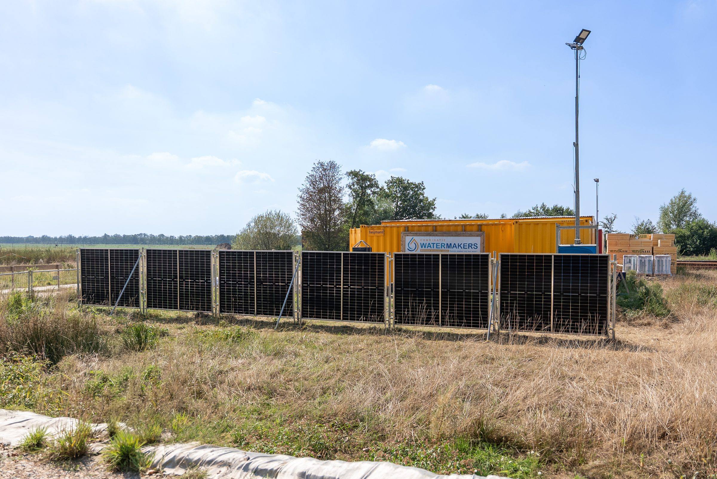 Zonnebouwhekken op de bouwplaats van Combinatie Watermakers