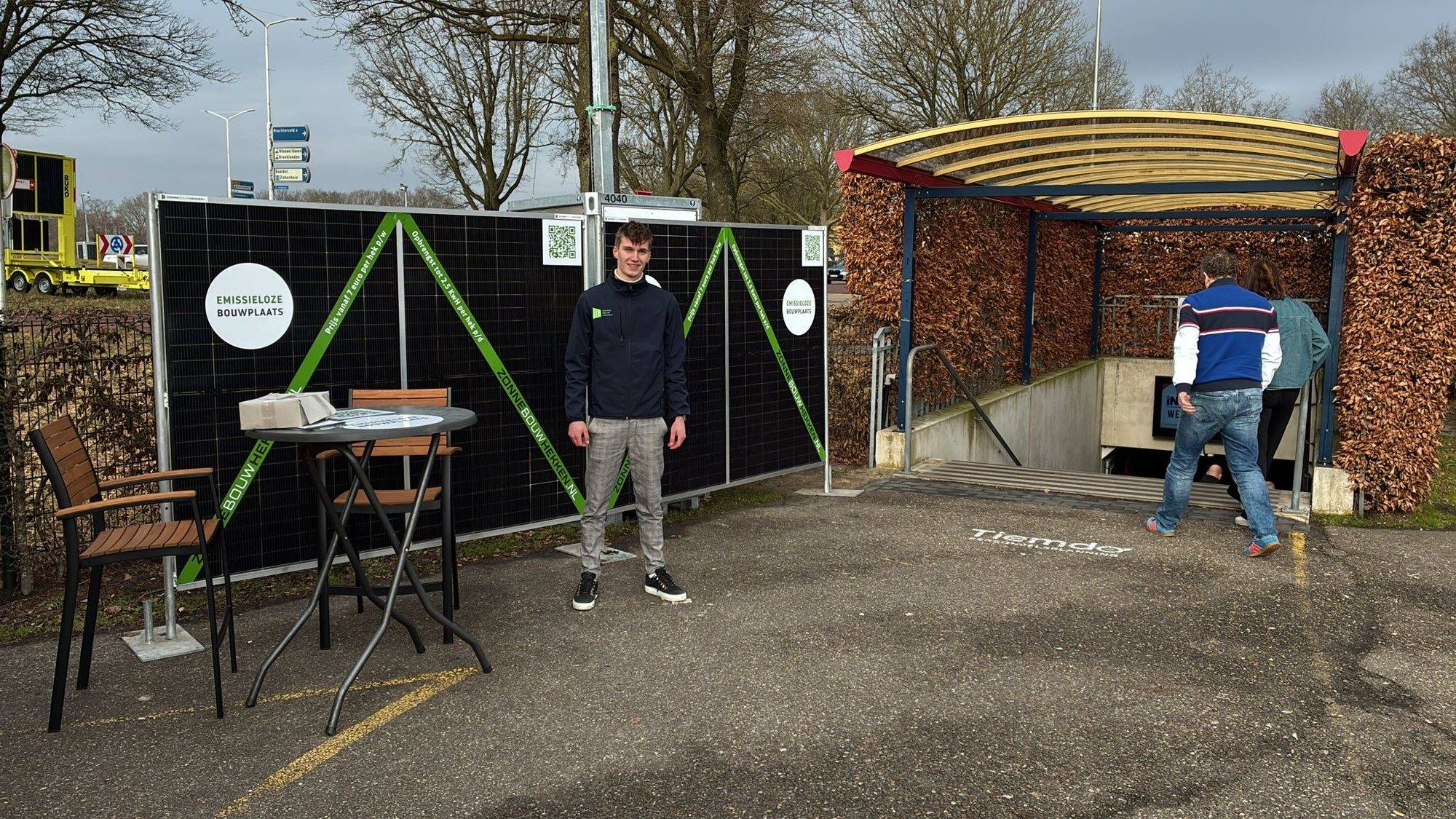 Zonnebouwhekken opgesteld op locatie, met een statafel ervoor