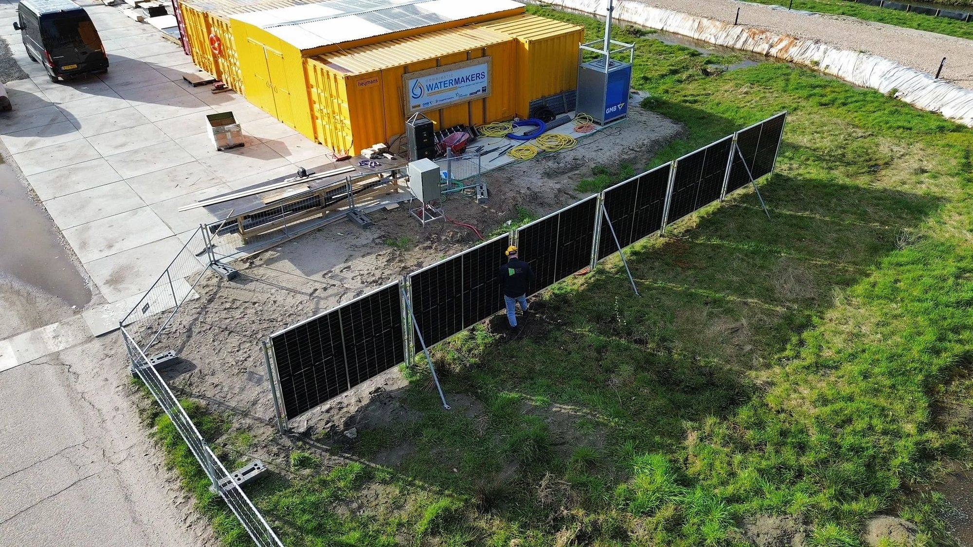 Luchtfoto van zonnebouwhekken bij de keten van Combinatie Watermakers, maart 2026