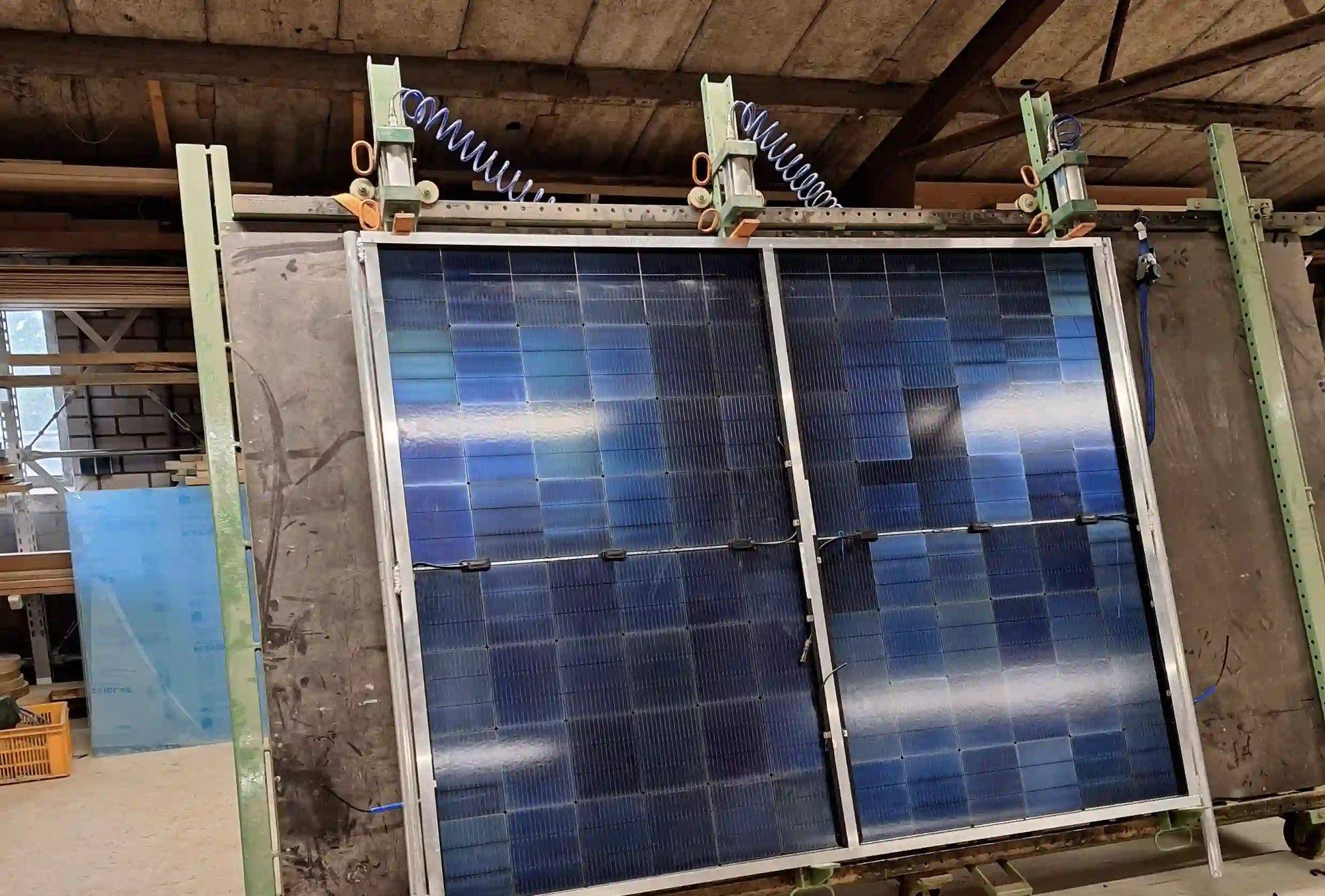 Zonnepaneel in een hekframe in de werkplaats van Green to Grow